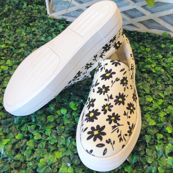 Soda Easy Slip-on Daisy Sneaker - Picture 4 of 5